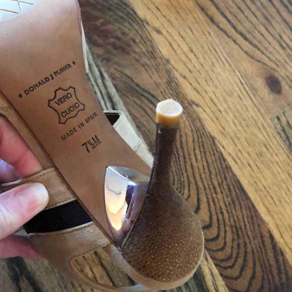 Donald Pliner suede/stingray heels - Picture 10 of 10